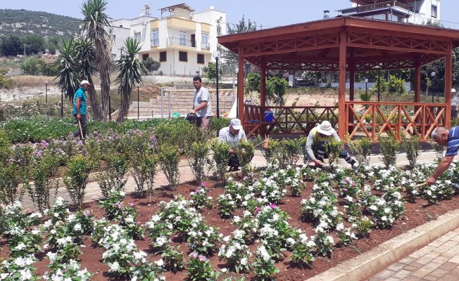 Kozan’da parklara bayram bakımı