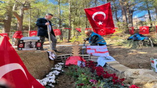 Şehidin kabrine öğrenciler duygu dolu notlar bıraktı