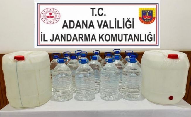 Su bidonlarıyla kaçak içki sevkiyatı jandarmaya takıldı