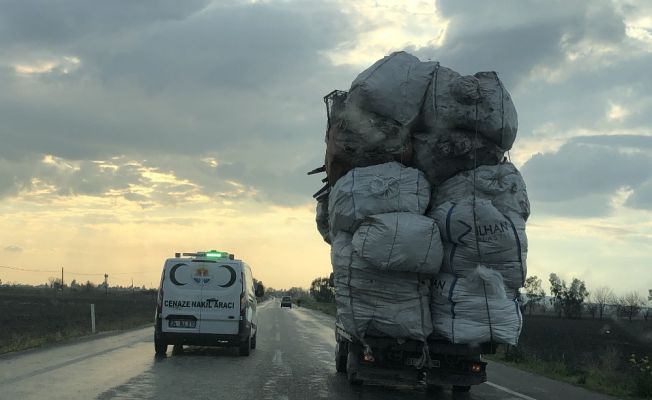 Aşırı yüklü kamyon tehlike saçtı