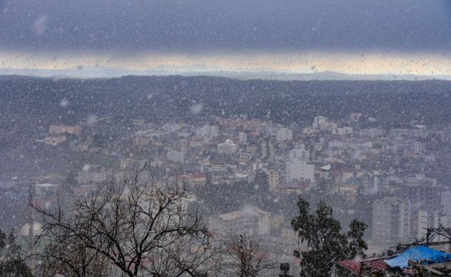 Karaisalı’ya kar yağdı