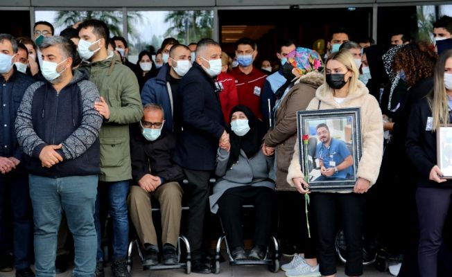 Korona virüsten ölen doktora gözyaşılı veda