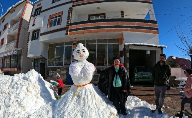 Evlendiremediği oğluna kardan gelin yaptı