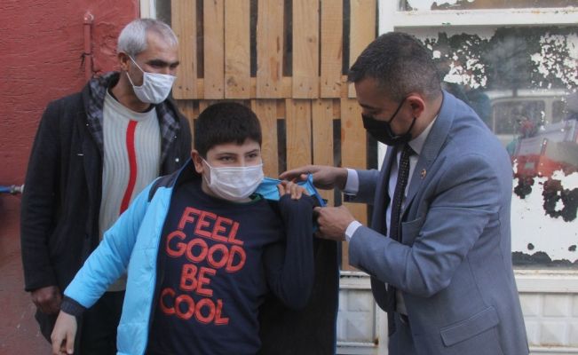 Yokluk içinde büyüyen muhtar maaşını yoksul çocuklara harcıyor