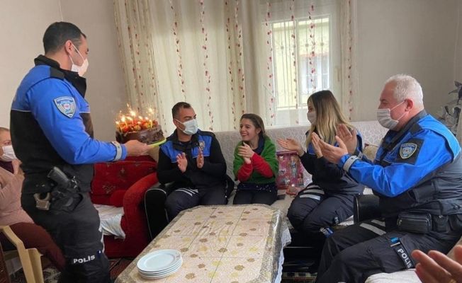 Polisten engelli çocuğa doğum günü sürprizi