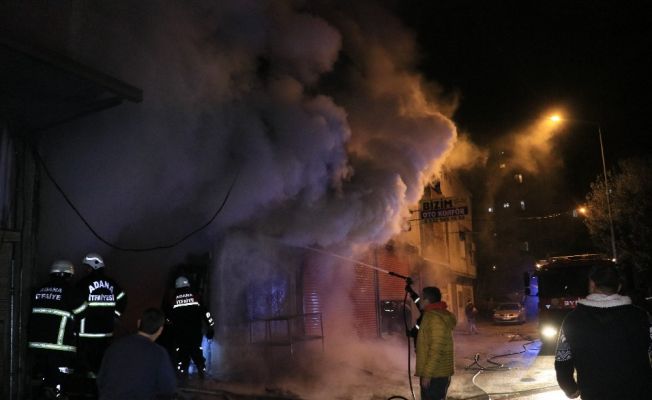 Sokağa çıkma kısıtlamasını hiçe sayıp marangoz atölyesindeki yangını izlediler