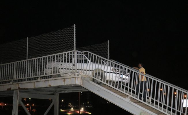 Adana’da bir garip olay! Yaya köprüsünden geçmeye çalışan otomobil korkuluklara sıkıştı