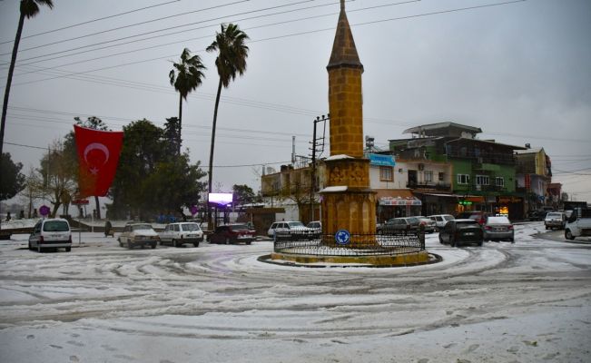 Karaisalı’da dolu ilçeyi beyaza bürüdü