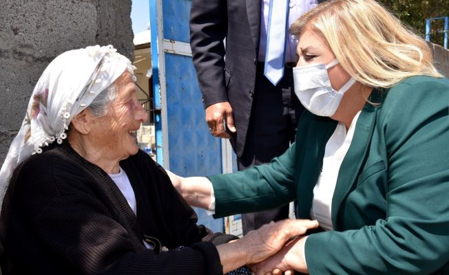 Başkan Ana Ramazan’ın ilk günü koli dağıttı