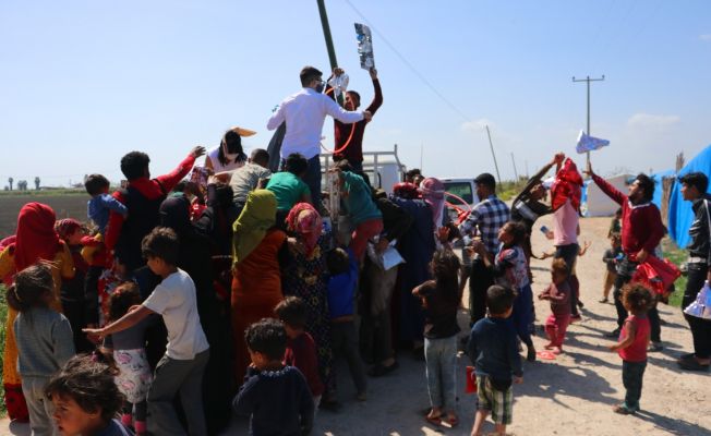 Çocuklara hediye dağıtımında izdiham