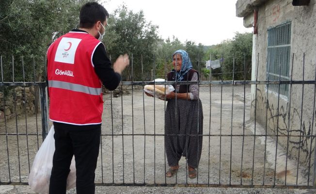 Gençlerin iyilik hareketi yaşlıların hayır duaları ile karşılandı