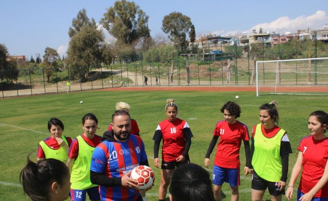 Hasan Şaş kadın futbolcuları çalıştırdı