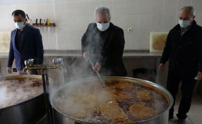 Kozan’da ihtiyaç sahibi bin 100 aileye Ramazan boyu sıcak aş desteği