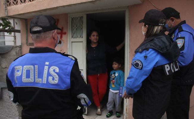 Polis maske cezası dolandırıcılığına karşı kapı kapı dolaşıp uyardı