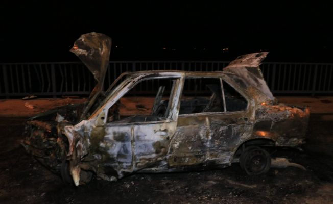 Adana’da köprü korkuluklarına çarpan otomobil alev alev yandı: 2 yaralı