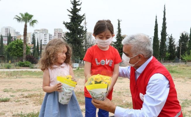 Kızılay anne ve çocuklarına çiçek dağıttı