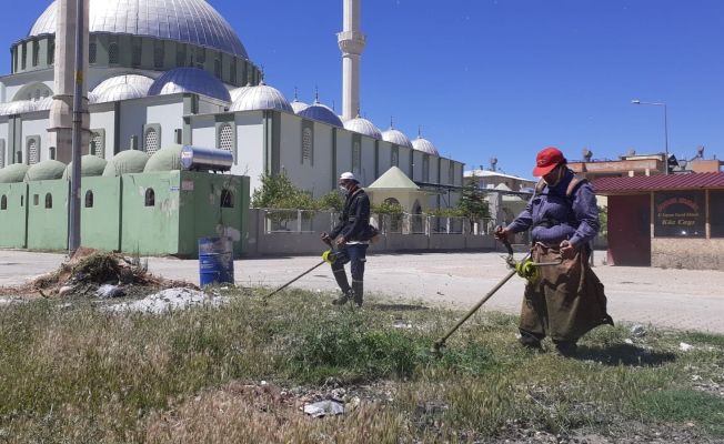 Kozan’da bayram öncesi türbelerin bakımı yapıldı