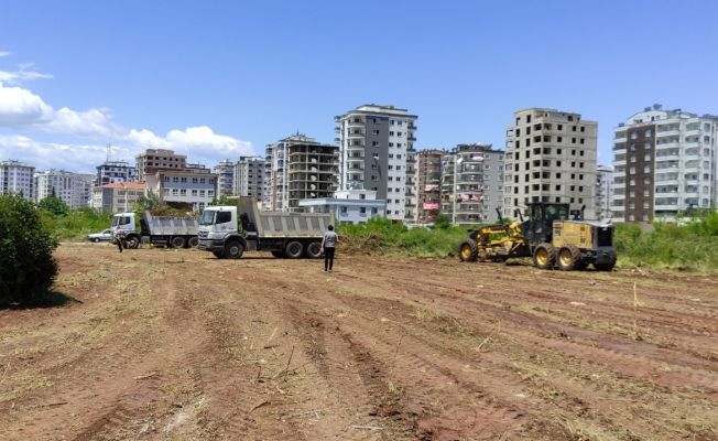 Kozan’da boş alanlarda temizlik çalışması