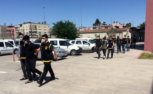 Önce kameraya sonra polise yakalandılar