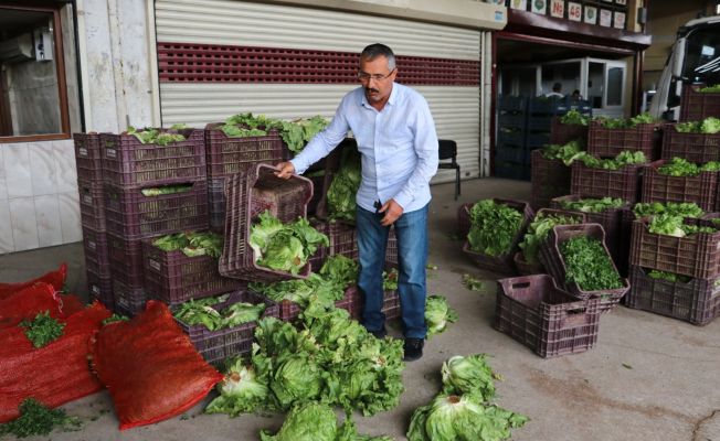 Tonlarca sebze meyve hal esnafının elinde kaldı