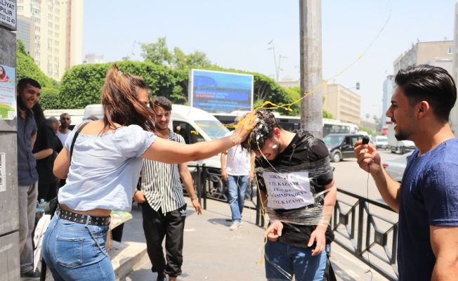 Arkadaşını direğe bağladı, parayla tokat attırıp, kafasında yumurta kırdırttı