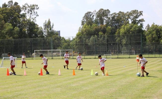 Çocuklar futbolu eğlenerek öğreniyor