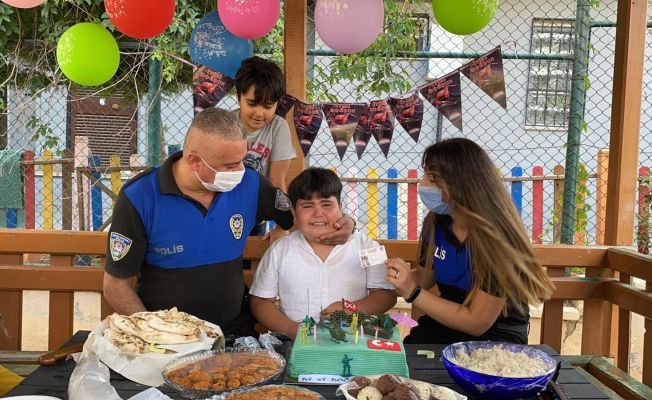 Doğum gününde babasının polis sürprizi çocuğu ağlattı