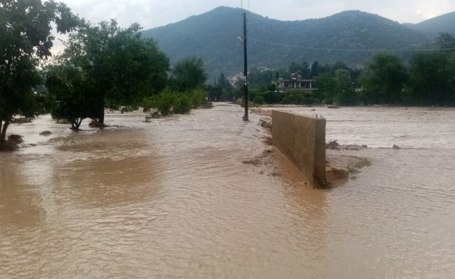 Kozan’da aşırı yağış sele neden oldu