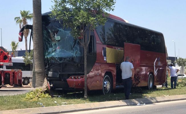 Refüjdeki ağaca çarpan yolcu otobüsünün sürücüsü öldü