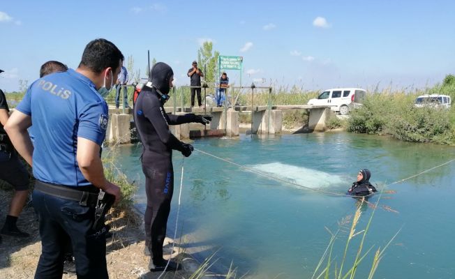 Sulama kanalındaki araç polisi alarma geçirdi