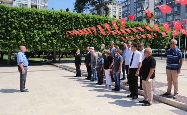 Gazeteciler basın anıtına çelenk bıraktı