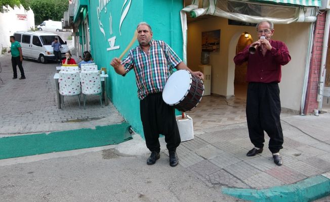 Kısıtlamaya davul zurna ile veda ettiler