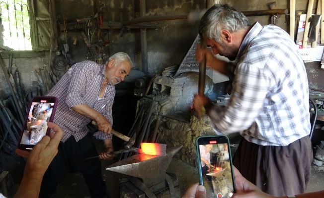 Kurban bayramına sayılı günler kala demirci ustasının zorlu mesaisi