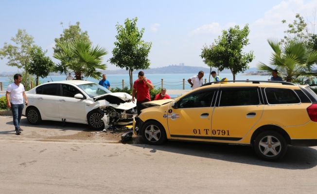 Taksiyle otomobil kafa kafaya çarpıştı