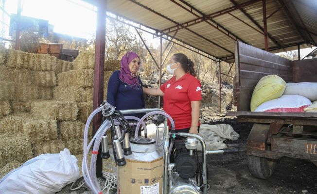 Ahırları yanan üreticilere süt sağma makinesi verildi