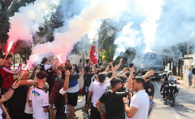 Beşiktaş’a Adana’da yoğun güvenlikli, coşkulu karşılama