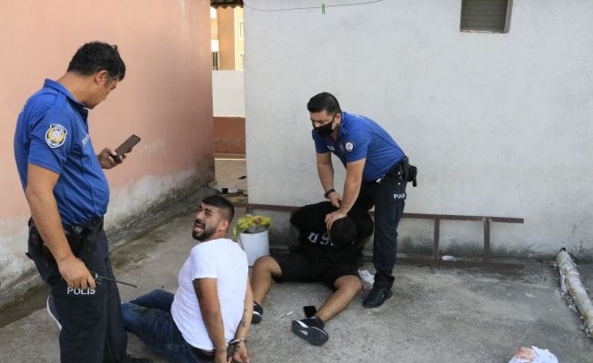 Hastane otoparkında baba ve oğlunu silahla vurup kaçtılar