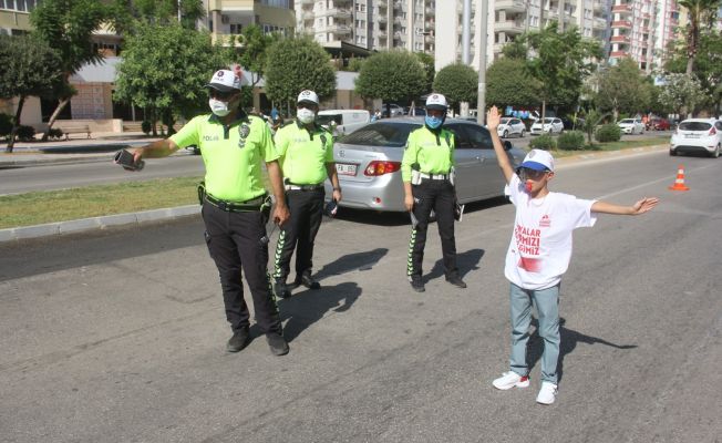 Kadın sürücünün kızdığı çocuk trafik polisiyle uygulama yaptı