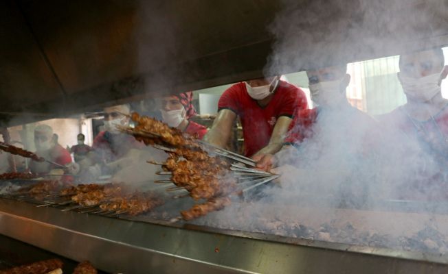 Kebap ustalarının aşırı sıcakta zorlu mesaisi