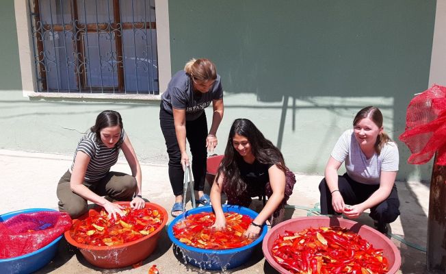 ABD’li kızlar Adana’da köy hayatı yaşadı