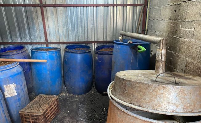 Adana’da 15 bin litre kaçak akaryakıt, 5 bin litre sahte içki ele geçirildi