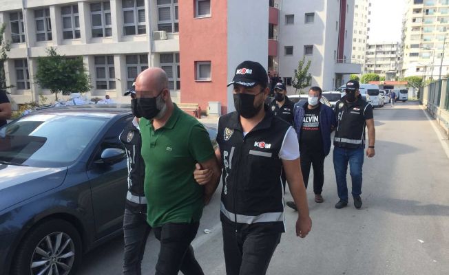 Adana’da 263 milyon kaçak makaron üreten 2 zanlı adliyeye sevk edildi