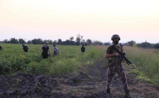 Devriye gezen polislere silahlı saldırı düzenleyen şüpheliler tarlada yakalandı