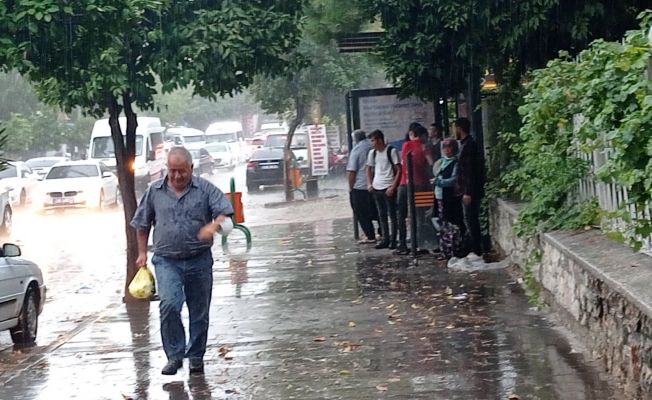 Kozanlılar dolu ve şiddetli yağmura hazırlıksız yakalandı