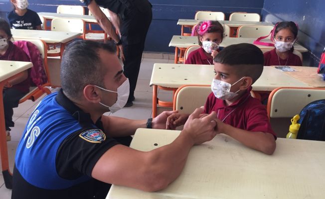 Polisin dağıttığı çantaya sarılıp bırakmadı