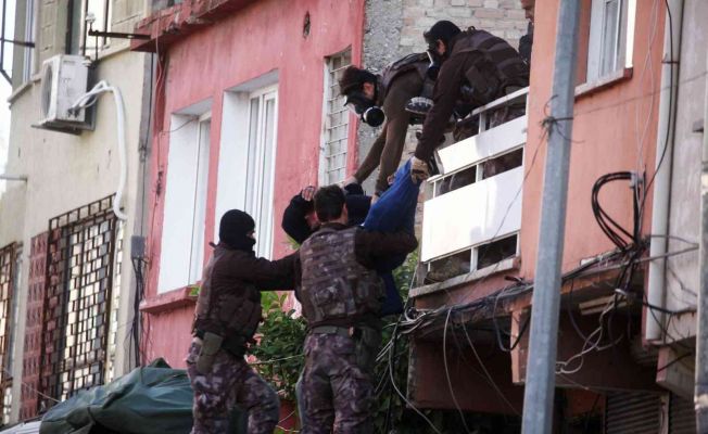 72 yıl hapis cezasıyla aranırken ablasını ve yeğenlerini rehin alan hükümlü ikinci kez yakalandı