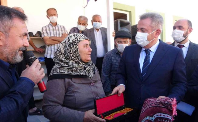 Adana’da orman yangınında yanan cami yeniden ibadete açıldı