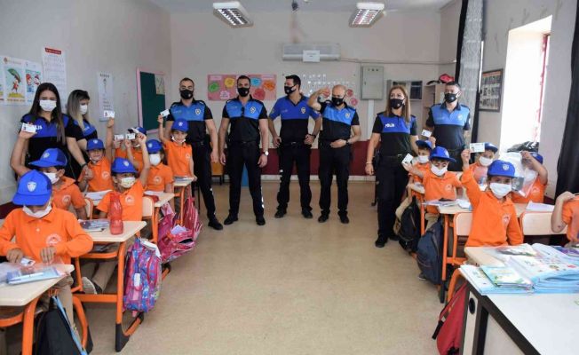 Adana’da polisler, çocuklara polisliği tanıttı