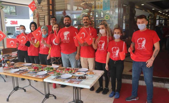 Türk bayraklı tişörtler giyerek müşterileri karşıladılar