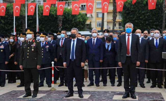 Adana’da Atatürk’ü anma töreni